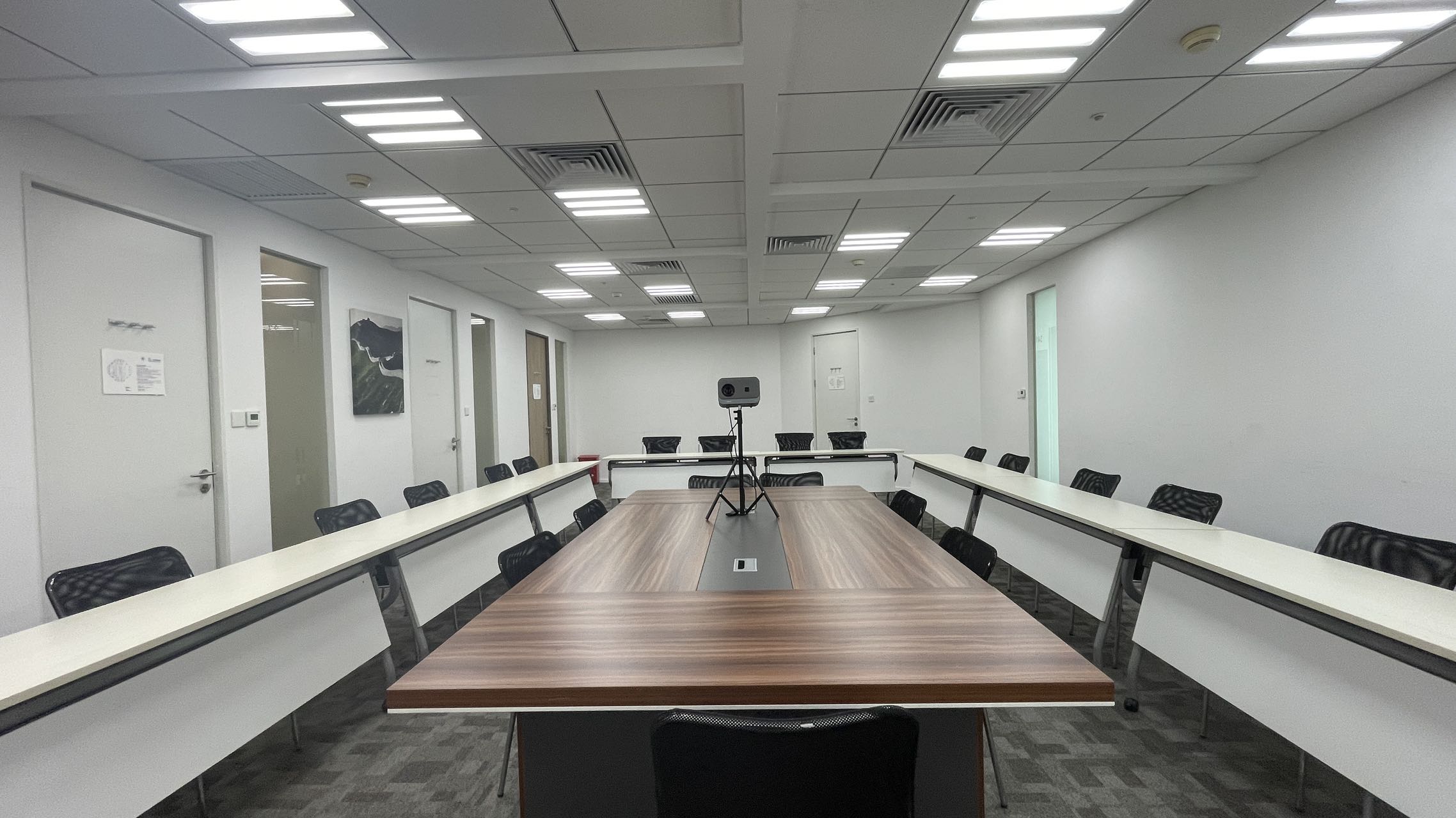 会议室按需使用，为什么说“共享”比“自建”更划算？