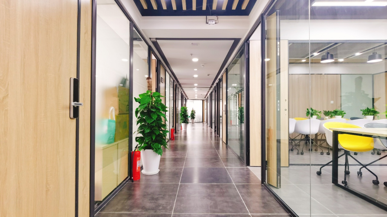 徐汇汇阳广场共享办公｜靠窗4-6人阳光间 地铁口