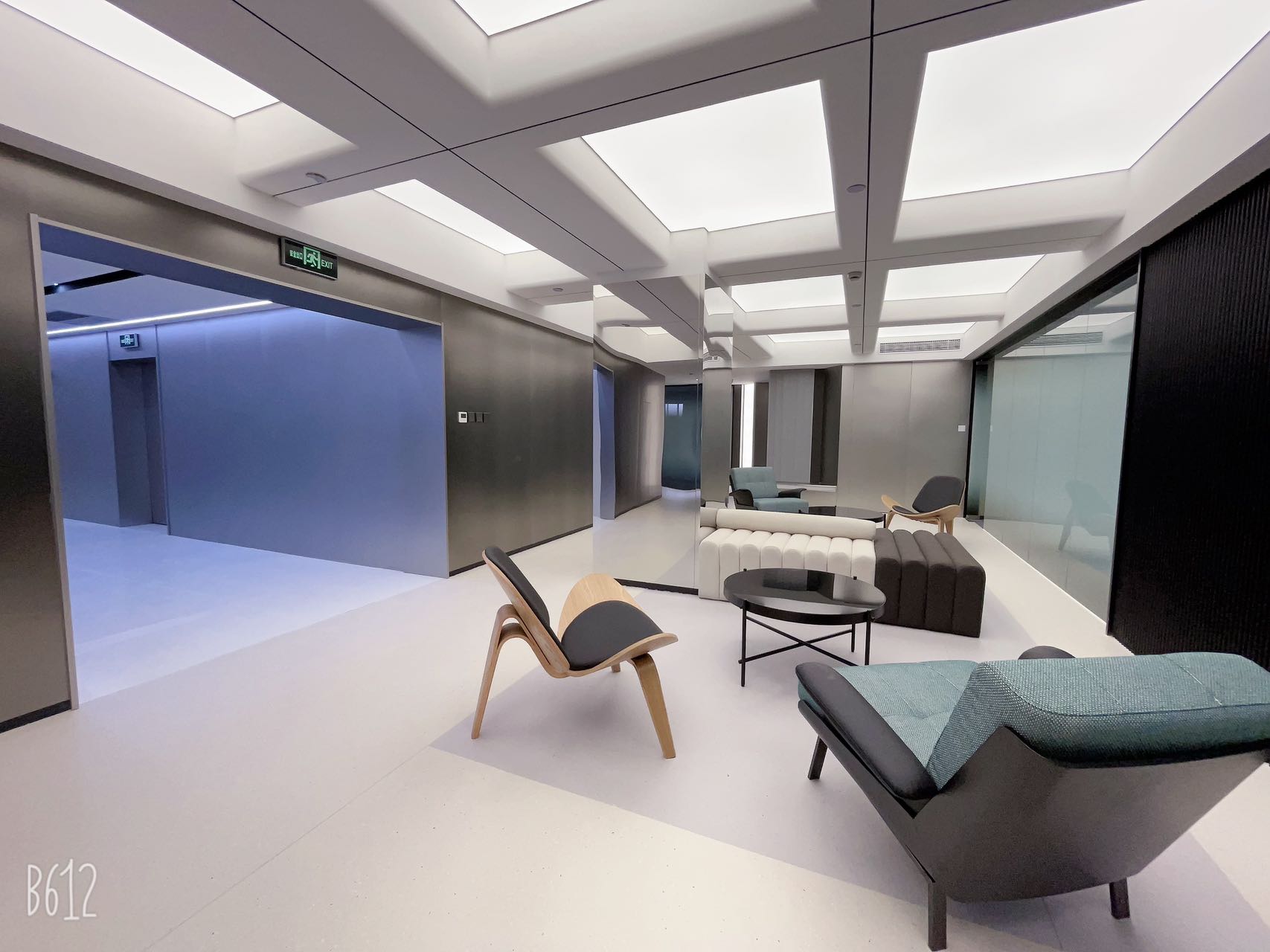 徐家汇共享办公｜汇银广场地铁上盖 免押金入驻