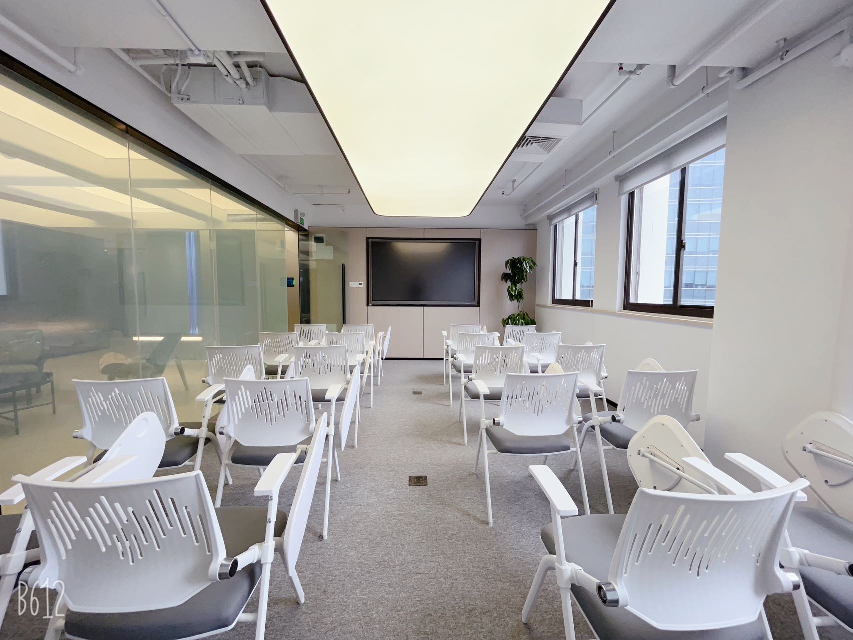 2025共享办公新浪潮：混合办公常态化与区域经济重构