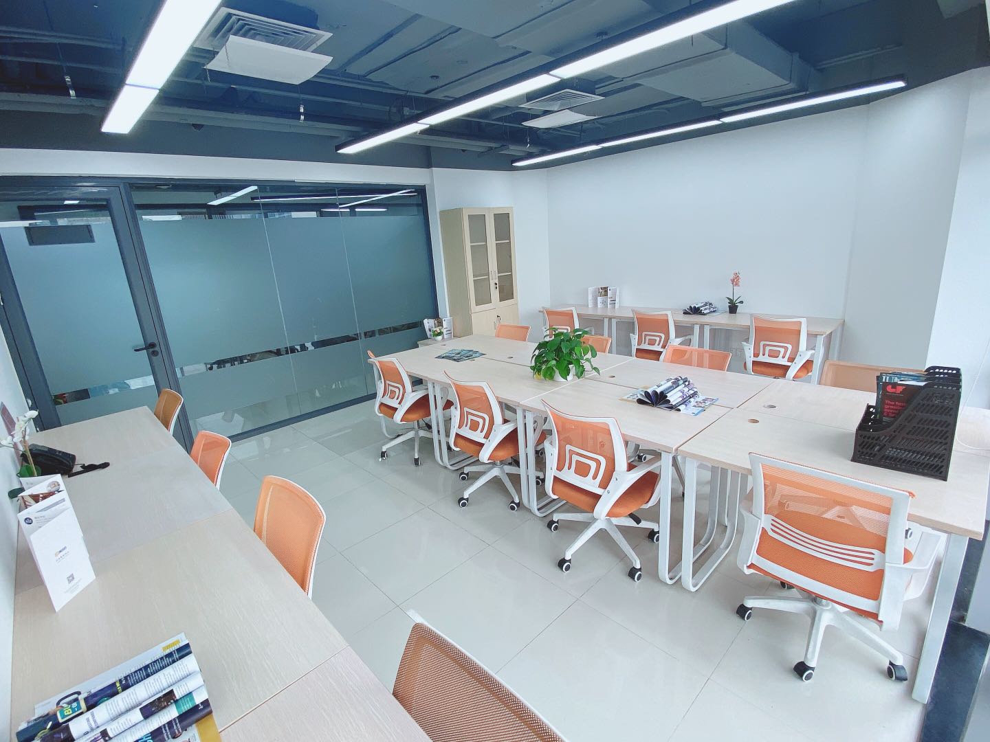 北京三元桥共享办公室2038间｜75㎡精装16人套间·落地窗｜含物业网络¥12800