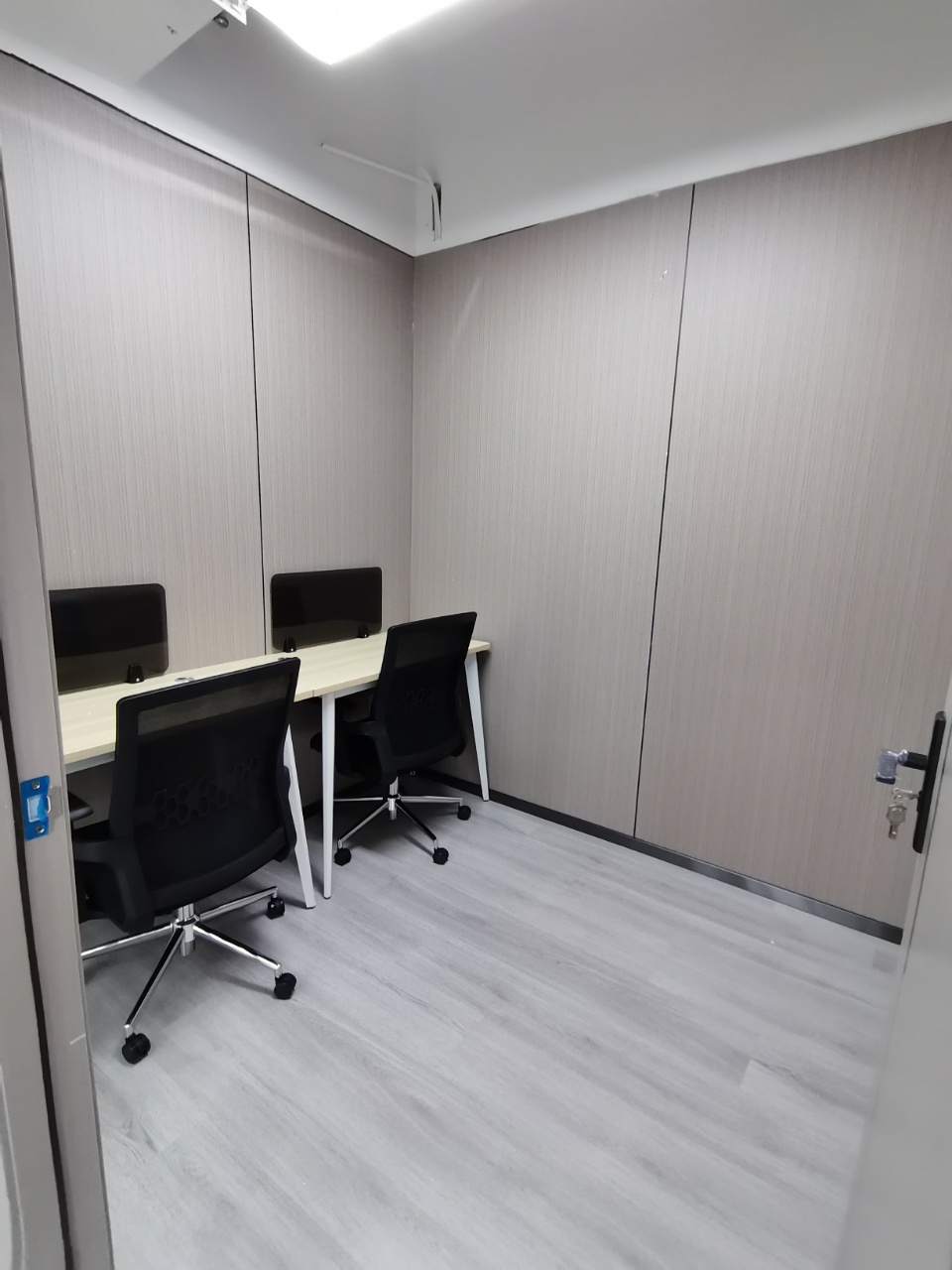 Workerspace•积木空间B06房：昌岗地铁站旁精装共享办公室，1180元/月全包价