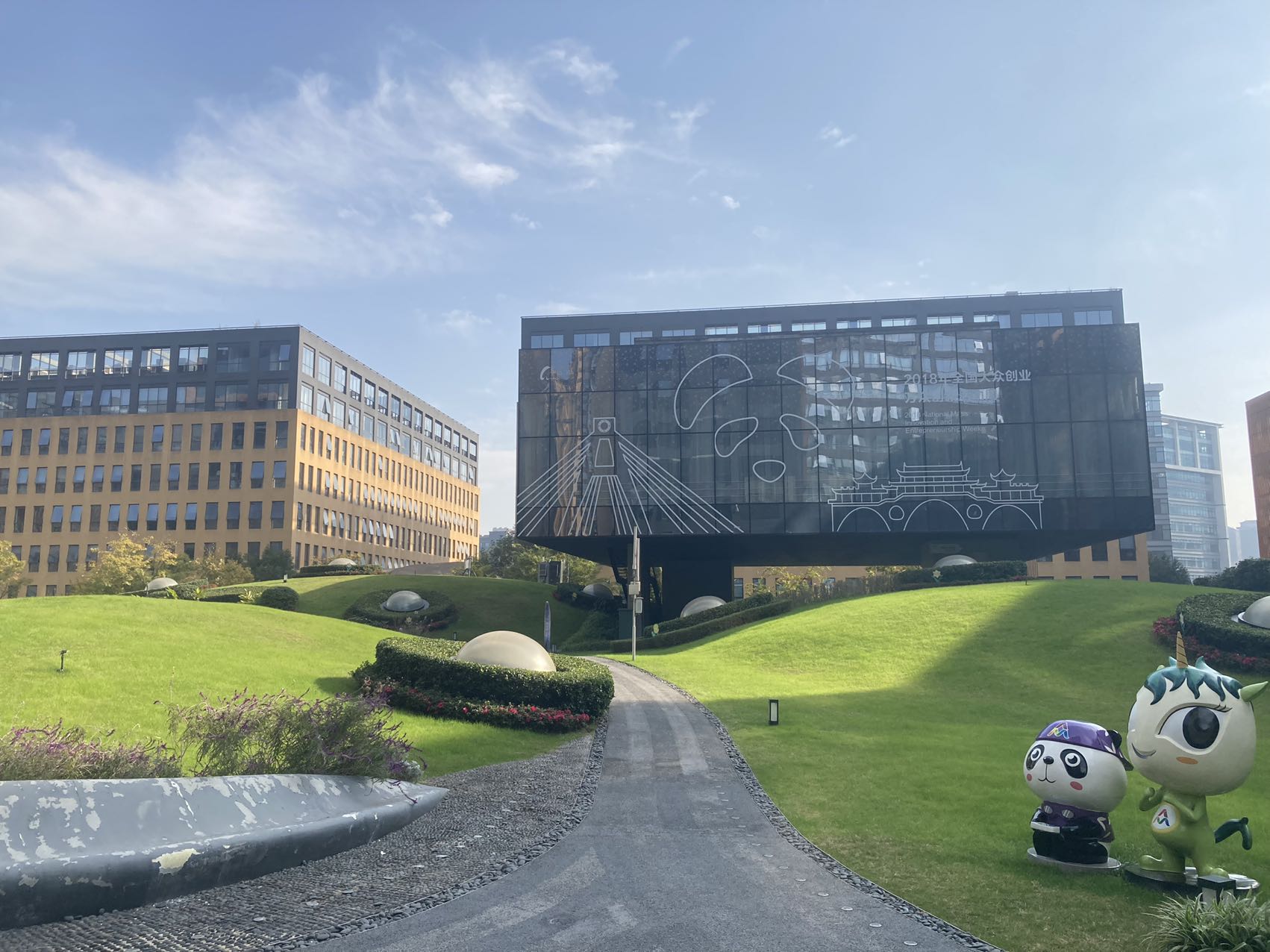 菁蓉汇3W coffice办公室出租 | 地铁B口200米·600元全包·配食堂会议室