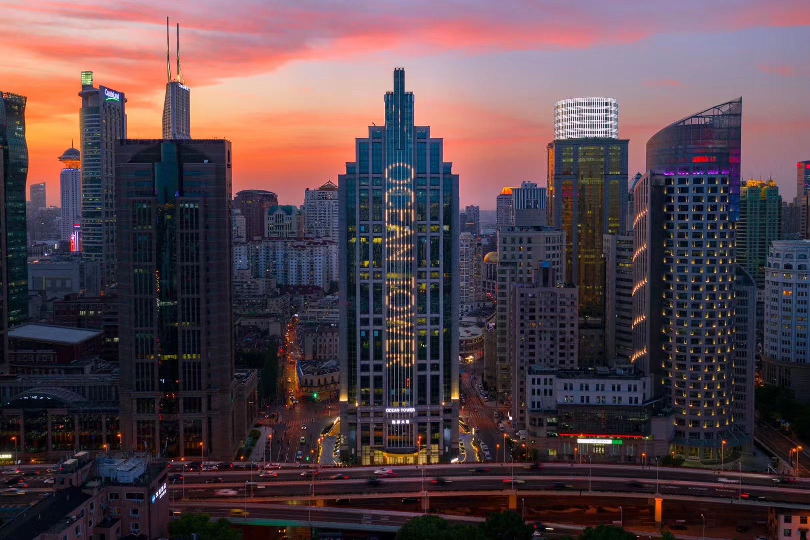 【俯瞰外滩·执掌核心】氪空间海洋大厦社区 | 最高三层全景商务舱 | 13-21人江景办公室即刻入驻