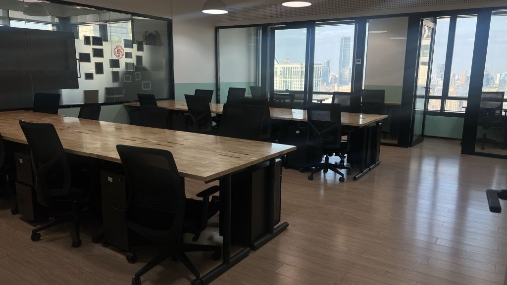 【俯瞰外滩·执掌核心】氪空间海洋大厦社区 | 最高三层全景商务舱 | 13-21人江景办公室即刻入驻
